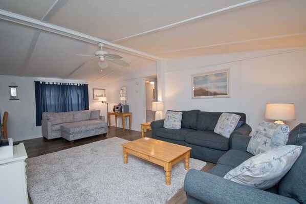 Televisie, een dvd-speler en een stereo