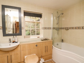 Une salle de bain avec un lavabo, des toilettes et une baignoire.