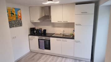 Kühlschrank, Ofen, Herdplatte, Wasserkocher mit Kaffee-/Teezubehör