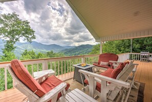 Terrace/patio - Million Dollar Views, PRIVATE, Golf, Hot Tub, Game Room, Hike (Maggie Valley)