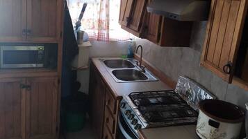 Køleskab, mikrobølgeovn, ovn, køkkentøj/tallerkener/redskaber