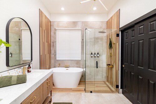 Stunning Hidden Haven w/Pool! Casa Industrial