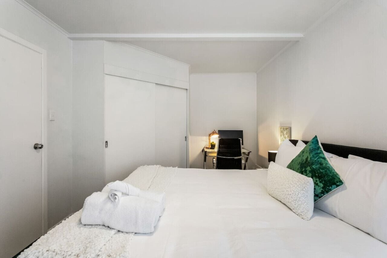 3 bedrooms, desk, iron/ironing board, free WiFi