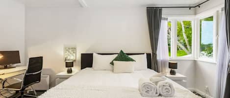 3 habitaciones, escritorio, tabla de planchar con plancha y wifi gratis