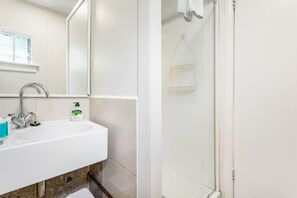 Hair dryer, towels - Unit 3, 1/31 Rangeview Road, Sunnyvale, Auckland 0612 (Auckland West)