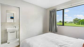 2 habitaciones, escritorio, tabla de planchar con plancha y wifi gratis