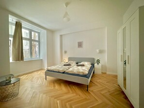 Premium bedding, desk, laptop workspace, free WiFi - Rembrandt street Family Apartment (Vienna)