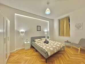 Premium bedding, desk, laptop workspace, free WiFi - Rembrandt street Family Apartment (Vienna)