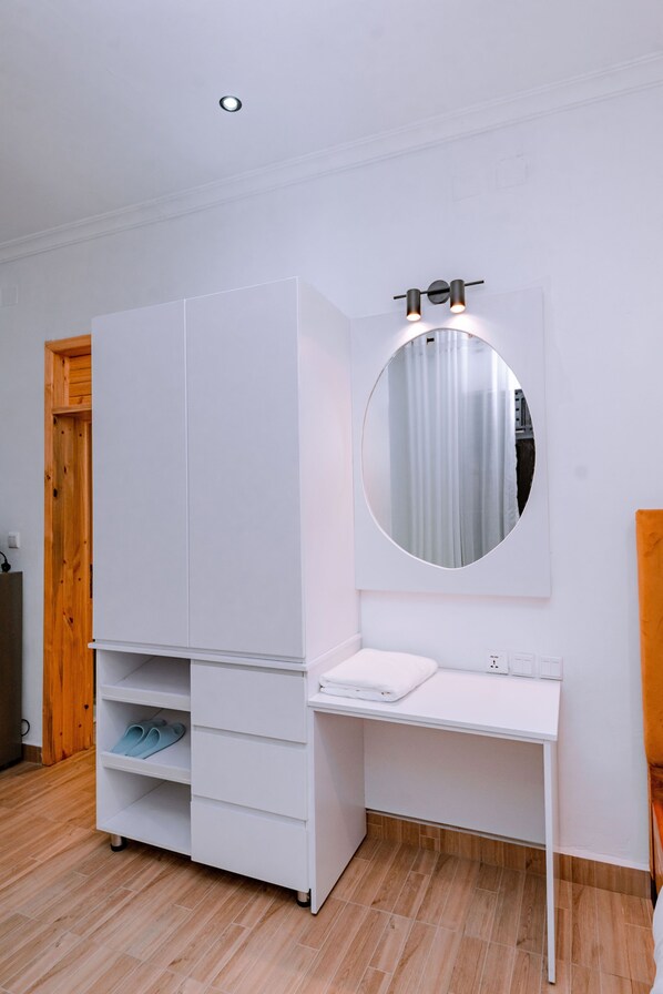 1 dormitorio, tabla de planchar con plancha, wifi y ropa de cama