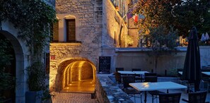 Outdoor dining - Love Room,discrétion , Luxe ,calme,volupté de L'orient,jacuzzi Dans le Jardin (Vézénobres)