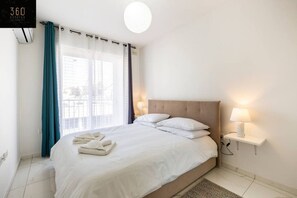 Desk, iron/ironing board, travel cot, WiFi - Central, spacious, large APT with super comfy BEDS (Tal-Pietà)