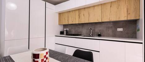 ثلاجة، ميكروويف، فرن، موقد طهي مسطح