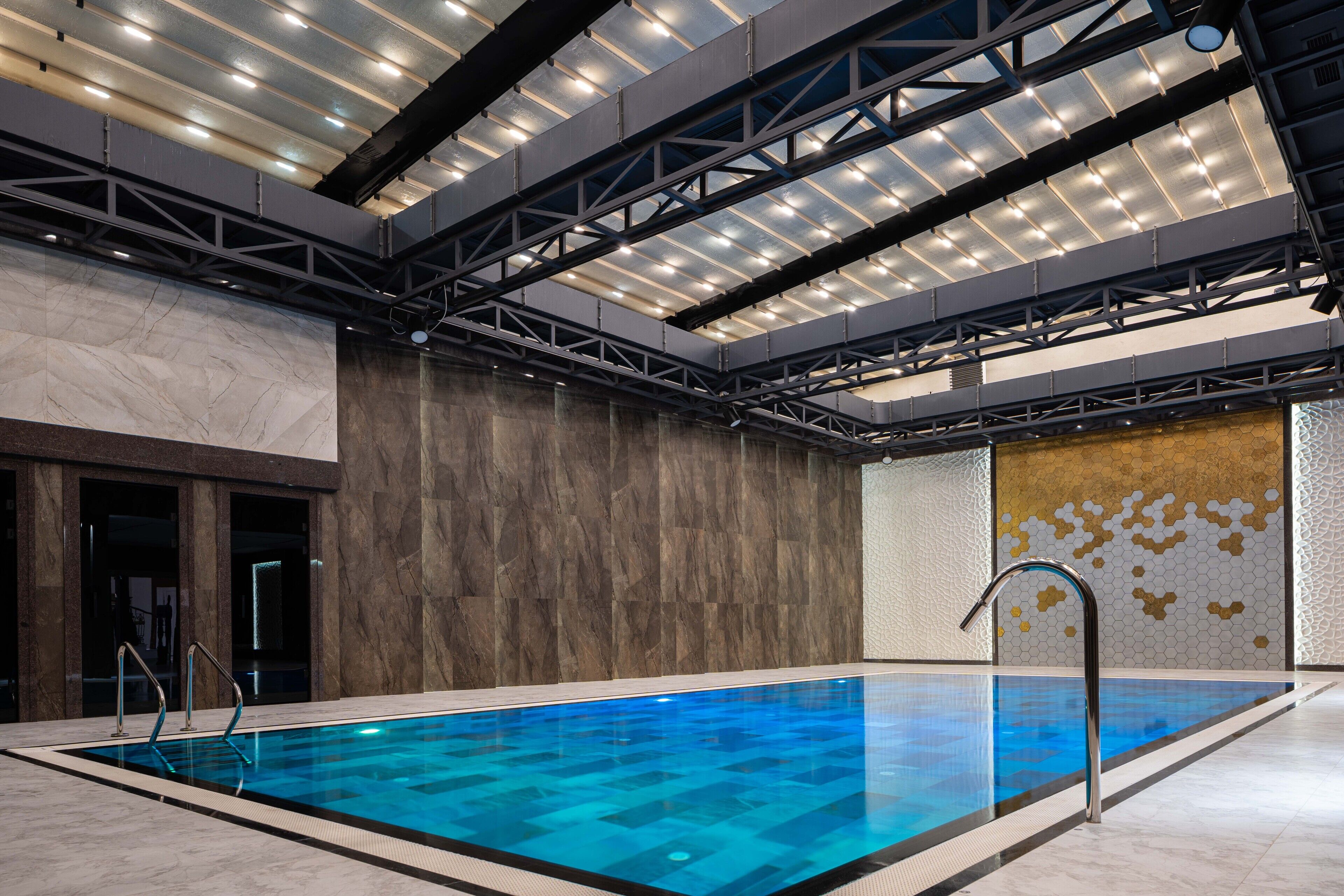 Innenpool, Außenpool (je nach Saison geöffnet)