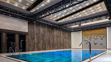 Innenpool, AuĂenpool (je nach Saison geöffnet)