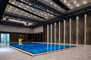 Piscina interna, piscina externa sazonal
