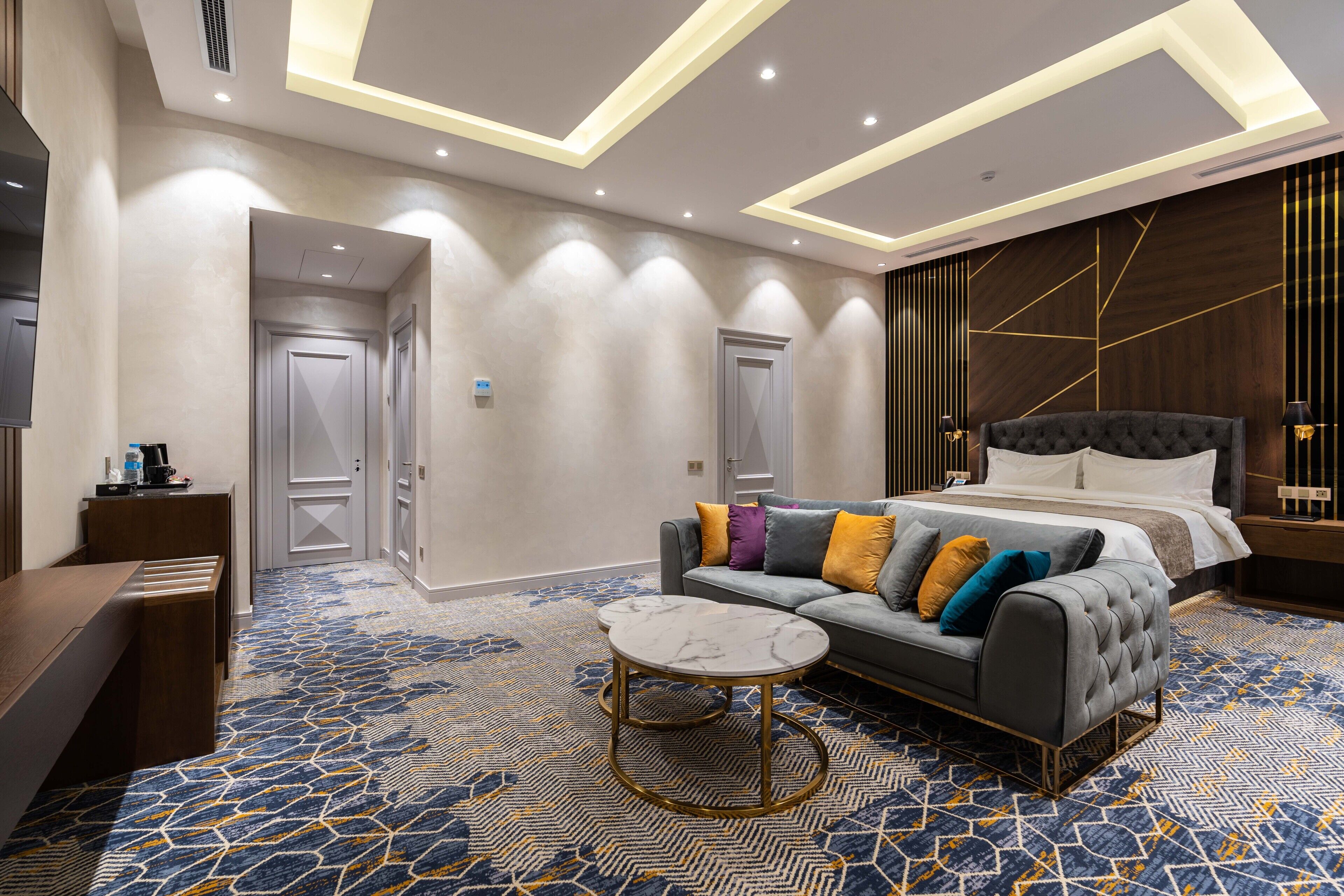 Allergitestade sängkläder, minibar och värdeförvaringsskåp på rummet