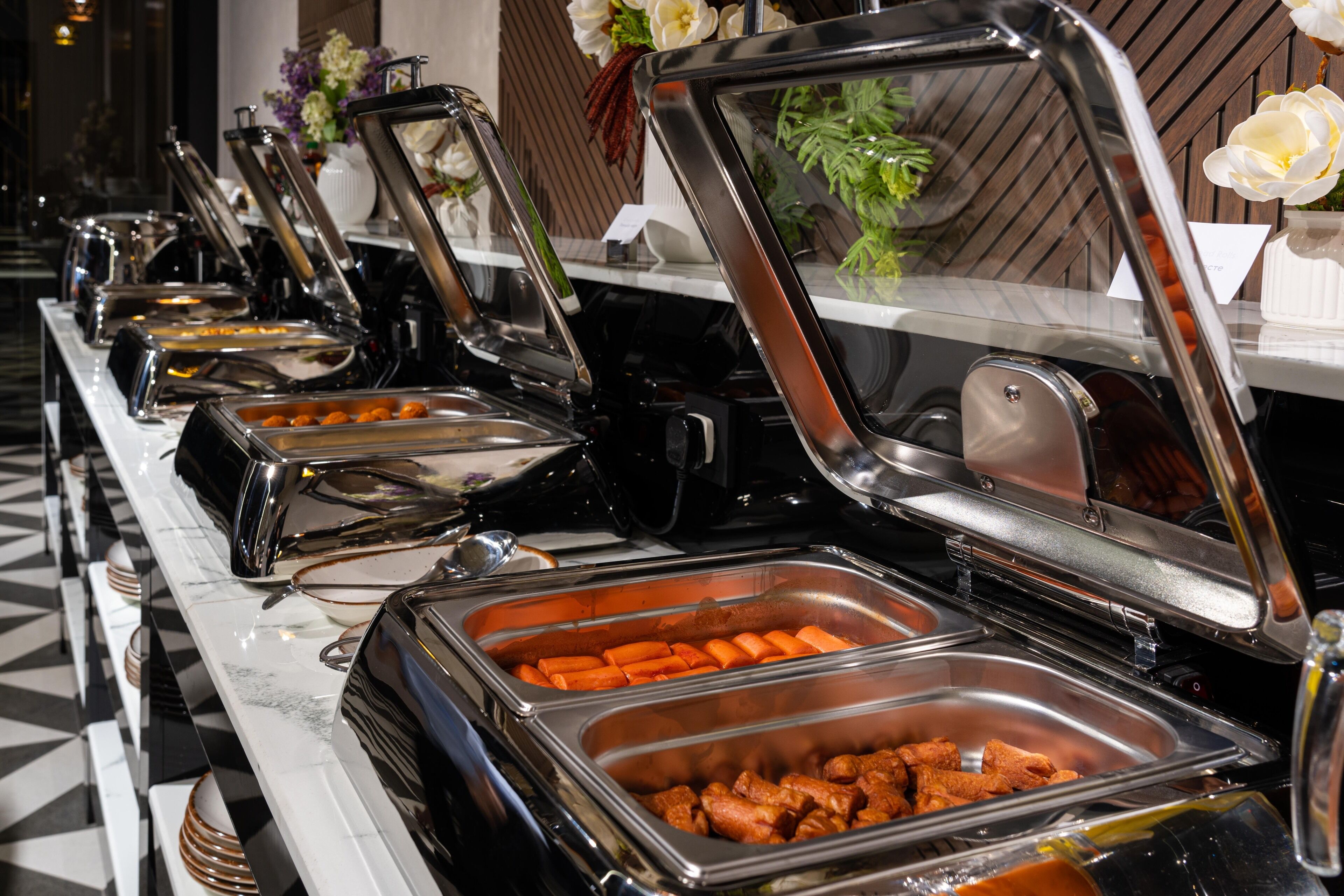 Un buffet avec plusieurs stations où les clients peuvent se servir eux-mêmes.