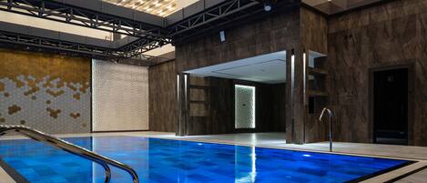 Piscina interna, piscina externa sazonal