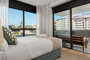 2 bedrooms, in-room safe, iron/ironing board, WiFi - Designer Apartment in New Development in Sea Point (Cape Town)