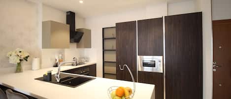 Kühlschrank, Mikrowelle, Ofen, Herdplatte