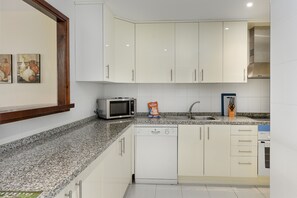 Kühlschrank, Mikrowelle, Ofen, Geschirrspüler