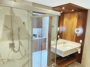 Deluxe Apartment | Bathroom | Free toiletries