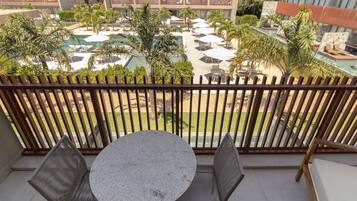 Apartamento luxo | Opções para refeição ao ar livre