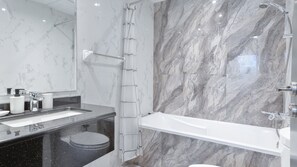 Leilighet – comfort | Bad | Badekar, hårføner og håndklær