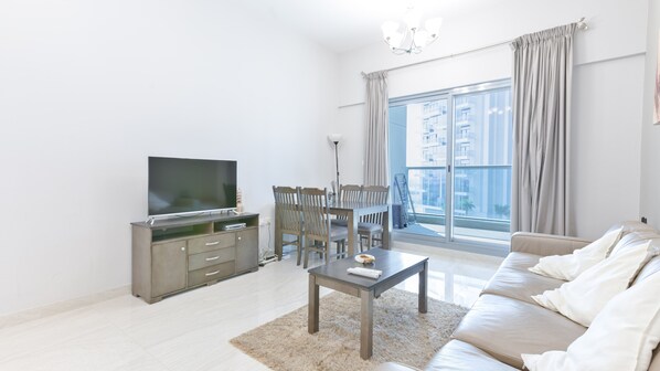 Leilighet – comfort | Oppholdsområde | En 55-tommers plasma-TV med kabel-kanaler