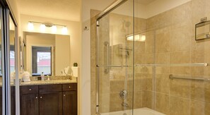 Dusche, Haartrockner, Handtücher