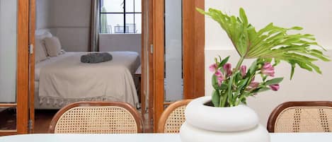 6 slaapkamers, een strijkplank/strijkijzer, reisbedje, wifi