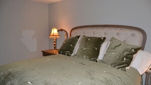 Room - Coronado Area | Home | Sleeps 4 (Hot Springs)
