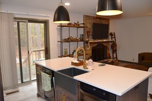 Kühlschrank, Mikrowelle, Herdplatte, Geschirrspüler