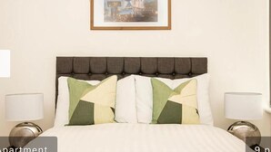 2 bedrooms, iron/ironing board, free WiFi, bed sheets - Stunning 2-bed Apartment in Liverpool Sleeps 6 (Liverpool)