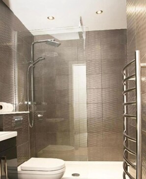 Shower, towels - Stunning 2-bed Apartment in Liverpool Sleeps 6 (Liverpool)