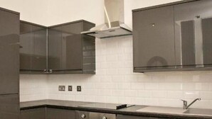 Fridge, microwave, oven, stovetop - Stunning 2-bed Apartment in Liverpool Sleeps 6 (Liverpool)