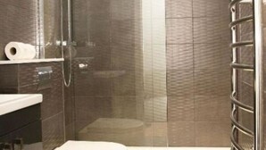 Shower, towels - Stunning 2-bed Apartment in Liverpool Sleeps 6 (Liverpool)