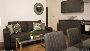 Living area - Stunning 2-bed Apartment in Liverpool Sleeps 6 (Liverpool)