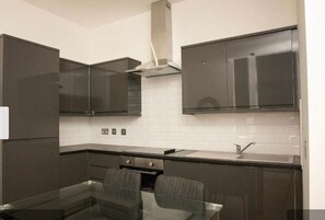 Fridge, microwave, oven, stovetop - Stunning 2-bed Apartment in Liverpool Sleeps 6 (Liverpool)