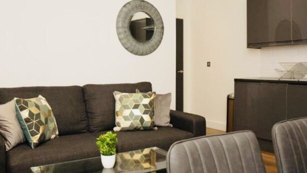 Living area - Stunning 2-bed Apartment in Liverpool Sleeps 6 (Liverpool)