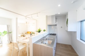 Réfrigérateur, micro-ondes, plaque de cuisson