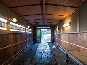 المنشأة من الداخل