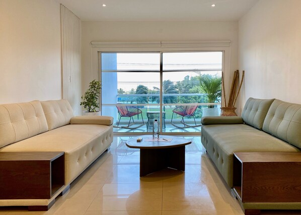 Departamento, 2 habitaciones (4F) | Área de sala de estar | Smart TV de 40 pulgadas con canales por cable y piso con calefacción 