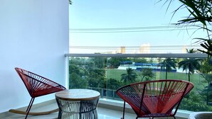 A balcony with two rocking chairs and a small round table. - Minarete By Wynwood House  (Cartagena)