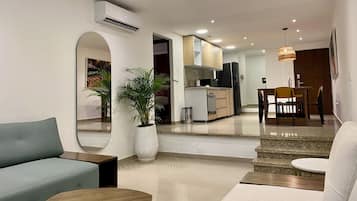 Appartement, 2 slaapkamers (4F) | Woonruimte | Een 40-inch smart-tv met kabelzenders en vloerwarming