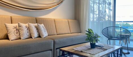 Huoneisto, 2 makuuhuonetta (4E) | Oleskelualue | 40–tuumainen äly-TV, jossa kaapelikanavat