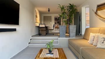 Apartamento, 2 quartos (4E) | Área de estar | Smart TV 40 polegadas com canais a cabo, pisos aquecidos