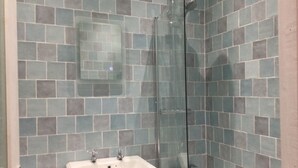 Free toiletries, hair dryer, slippers - TDM Bachelot Lettings Ltd (London)