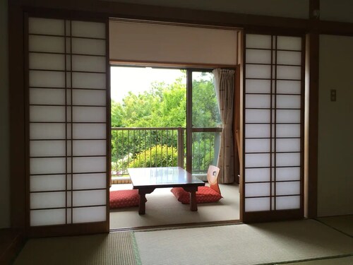 Masaya Villa Omuro 103 nestled at the foot of Mt / Ito Shizuoka