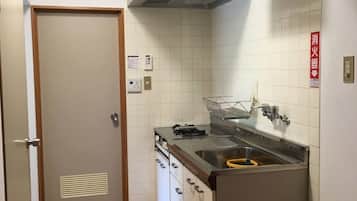 Refrigerador, microondas, parrilla de estufa y utensilios de cocina